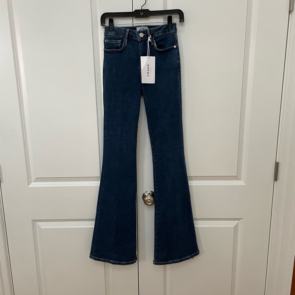 Le One Flare Mid-rise Jean from Frame - Picture 4 of 11